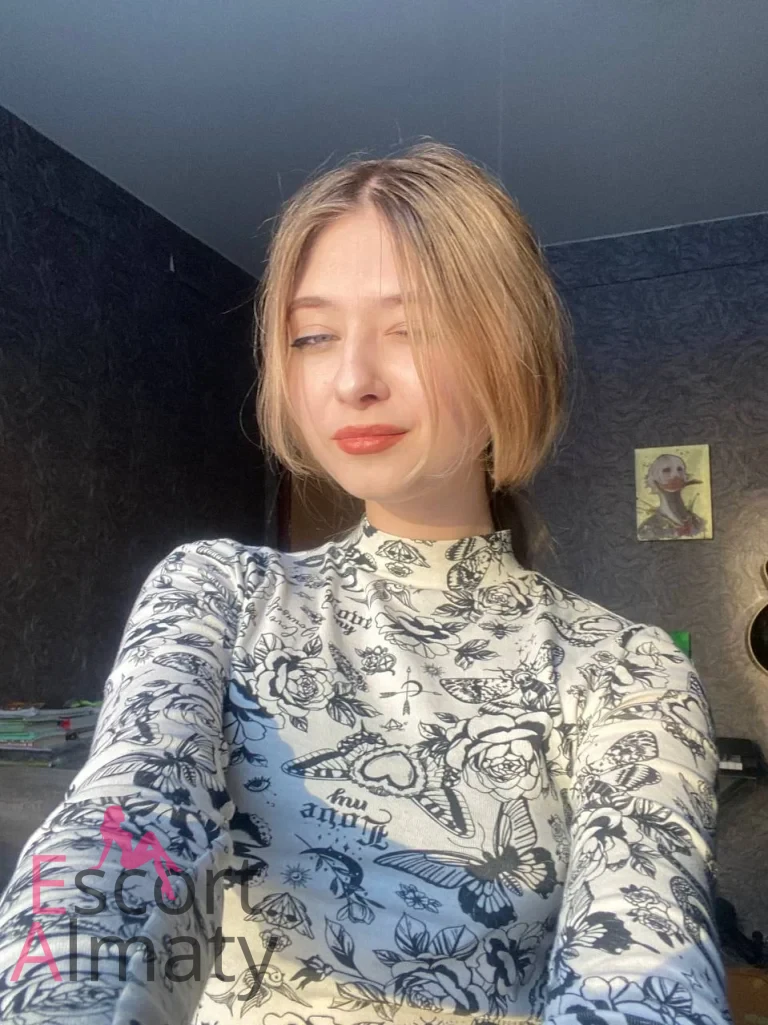Елизавета - грудь 2, рост 163 см, вес 55 кг, цвет волос Блондинки, национальность Азиатки