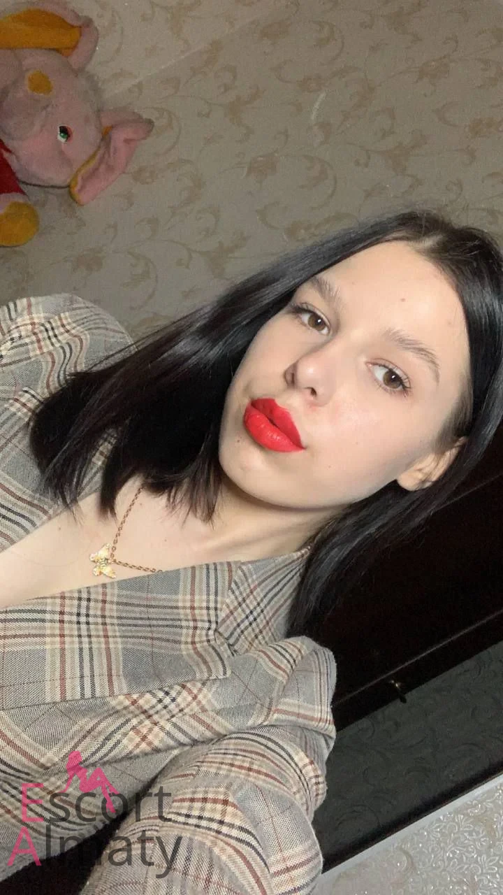 Оксана - грудь 2, рост 160 см, вес 55 кг, цвет волос Брюнетки, национальность Русские