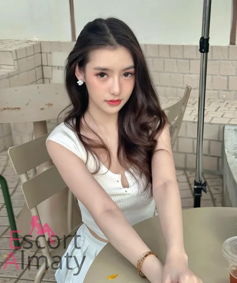 Леся - грудь 4, рост 150 см, вес 50 кг, цвет волос Брюнетки, национальность Русские