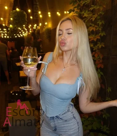Марина - грудь 3, рост 170 см, вес 50 кг, цвет волос Блондинки, национальность Русские