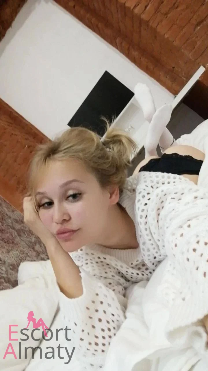 Марина - грудь 3, рост 166 см, вес 60 кг, цвет волос Блондинки, национальность Азиатки
