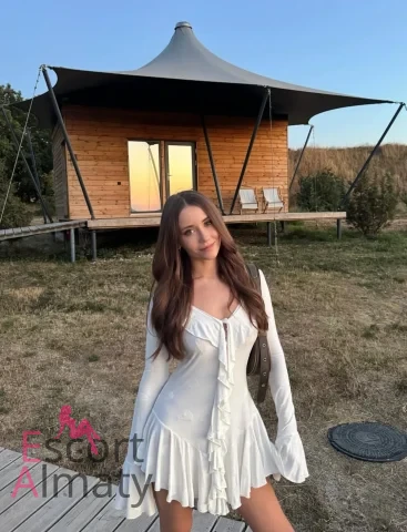 Лиля - грудь 2, рост 168 см, вес 52 кг, цвет волос Шатенки, национальность Европейки