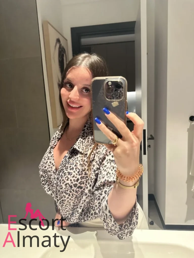 Марина - грудь 2, рост 170 см, вес 65 кг, цвет волос Блондинки, национальность Русские