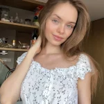 Карина - грудь 2, рост 168 см, вес 52 кг, цвет волос Шатенки, национальность Русские