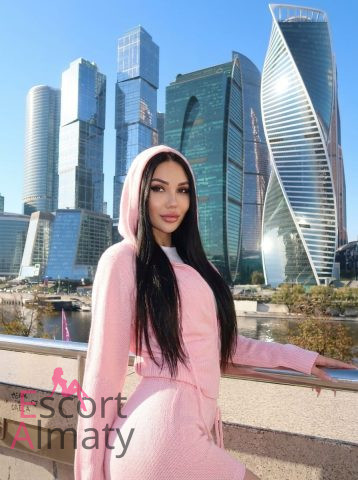 Самия - грудь 2, рост 175 см, вес 64 кг, цвет волос Брюнетки