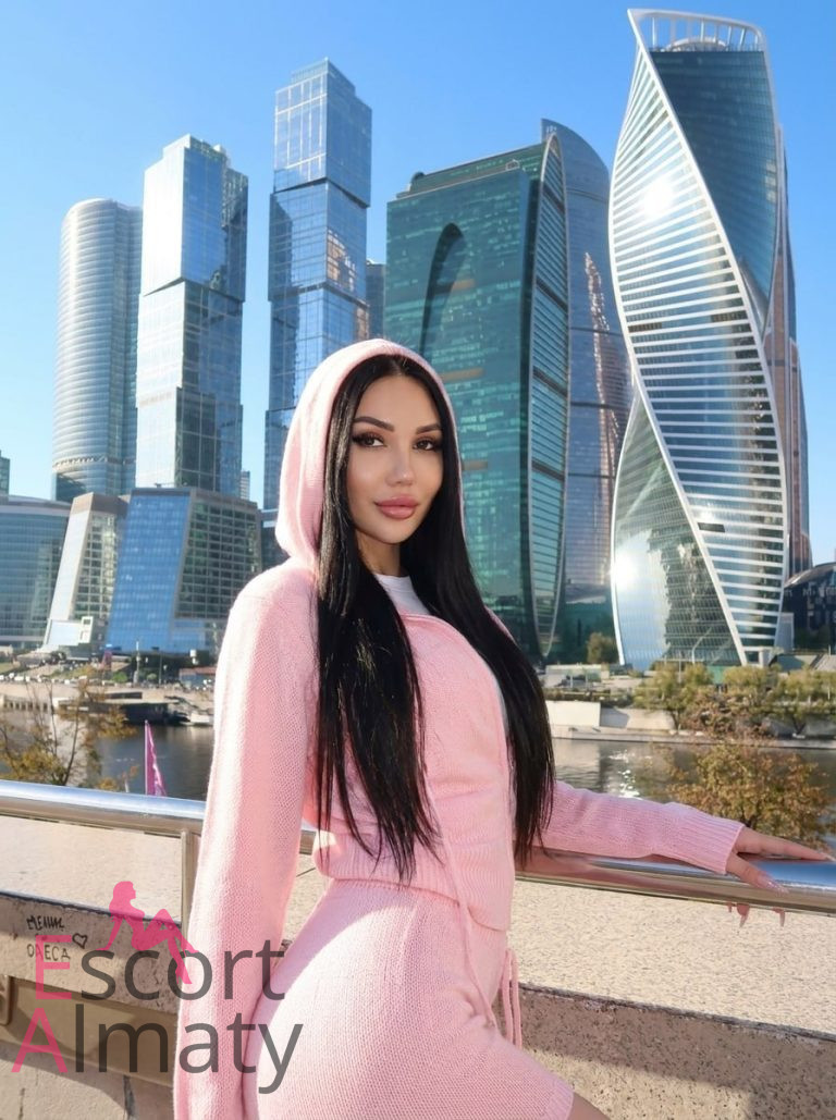 Самия - грудь 2, рост 175 см, вес 64 кг, цвет волос Брюнетки